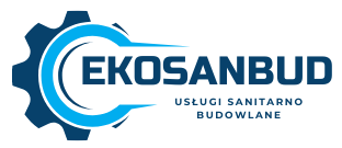Logo przedstawia niebieską grafikę z symbolem koła zębatego, w którego wnętrzu znajduje się napis EKOSANBUD, a pod nim dopisek USŁUGI SANITARNO BUDOWLANE.